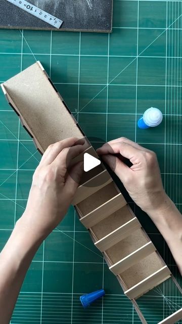 Diy Dollhouse Staircase, Miniature Door Tutorial, Dollhouse Garden Diy, Diy Miniature House Tutorials, Dollhouse Stairs Diy, Diy Dollhouse Ideas, Dollhouse Diy Build, Doll House Stairs, Booknook Tutorial