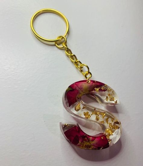 Introducing our exquisite Clear Resin Keychain, adorned with a delicate touch of shimmering gold flakes. Elevate your style with this elegant accessory that combines transparency and opulence, capturing the essence of sophistication in every glance. Crafted with meticulous care, this keychain reflects light beautifully, creating a captivating interplay between the clear resin and the glimmering golden accents. Carry a piece of timeless luxury with you, wherever you go. For orders and details ... Dried Rose Resin Art, Rose Resin Keychain, Red Resin Keychain, Resin Initial Keychain Ideas, Resin Initial Keychain, Diy Resin Gifts, Diy Resin Keychain, Resin Pendant Diy, قلادات متدلية