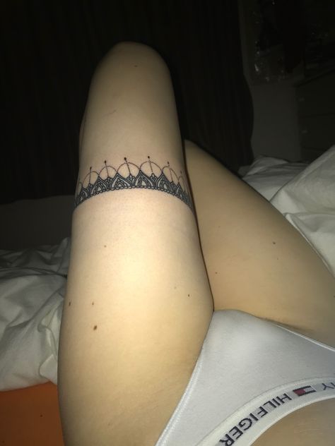 detailed black ink thigh garter tattoo Leg Spread Sitting Pose, Garter Stocking Outfits, Chasity Cage Ideas, Thigh Grabber, Thigh Grabber Bf, Thigh Touches, Thighs Reference, Beautiful Thigh Tattoos, Head Between Your Thighs