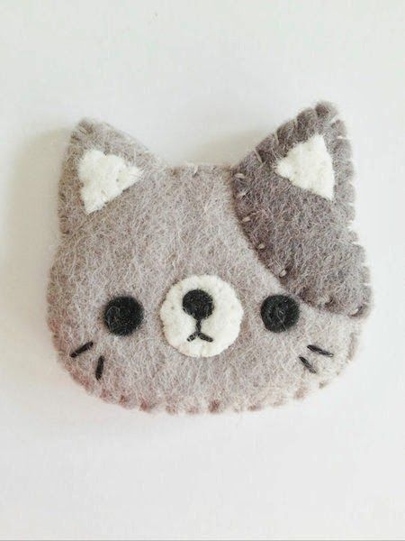 Felt Kitty, Felt Keychain, Felt Crafts Diy, Cute Sewing Projects, Pola Amigurumi, Grey Cat, Felt Patterns, Felt Cat, Felt Brooch