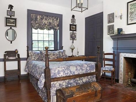 Colonial Farmhouse Interior, Colonial Bedroom Ideas, 1900 Bedroom, 1800s Bedroom, Farmhouse Beds, Prim Bedrooms, Federal Architecture, Colonial Bedrooms, Federal House