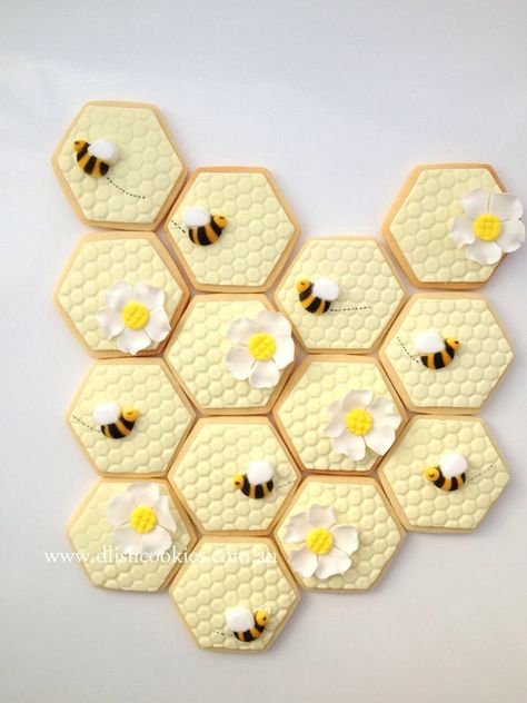 Bee cookies Bee Biscuits, Elegant Cake Pops, Bee Cookies, Honey Bee Baby Shower, Fairy Tea Parties, Cookies Theme, Sugar Cookie Royal Icing, Baby Shower Theme Decorations, Bee Baby Shower Theme