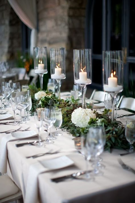 For those of you dreaming of a white Christmas, use your table as a illusion of all things pure with white all around.  Via @styleestate    - HarpersBAZAAR.com Christmas Party Inspiration, Flowers And Candles, Tafel Decor, Christmas Tablescape, Beautiful Table Settings, Ultimate Christmas, Elegant Dinner, Christmas Tablescapes, Church Ideas