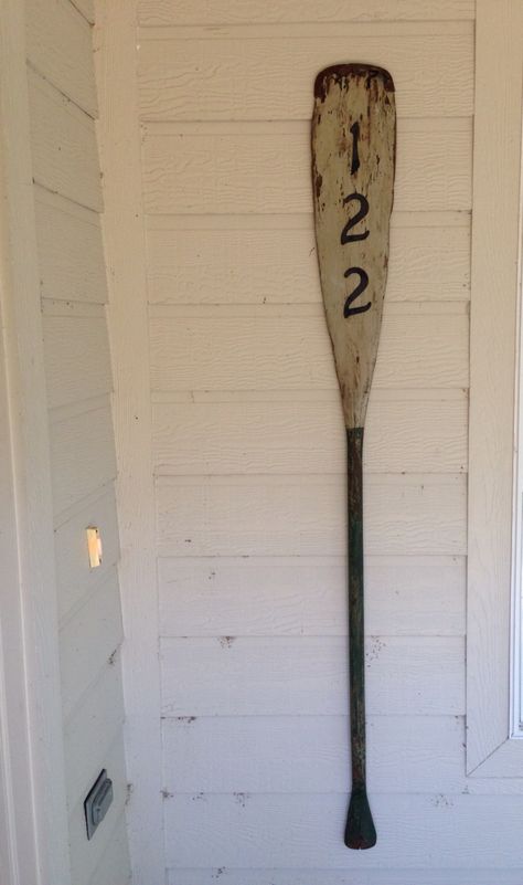 Old Paddle Ideas, Old Oars Decor, Antique Lake House, Wood Paddle Decor Ideas, Lake Porch Ideas, River Cottage Decorating Ideas, Vintage Lake Decor, Vintage Lake House Aesthetic, Repurposed Canoe