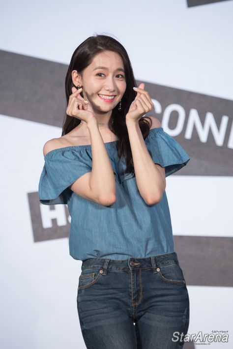 Yoona H:Connect Finger Heart Sign Finger Heart Pose Reference, Korean Heart Pose, Kpop Heart Pose, Finger Heart Reference, Heart Finger Pose, Heart Pose Reference, Finger Heart Pose, Korean Heart Sign, Heart Poses