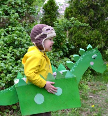 Easy DIY cardboard box dinosaur costume for kids // Dinó jelmez gyerekeknek kartondobozból - farsangi jelmez // Mindy - craft tutorial collection // #crafts #DIY #craftTutorial #tutorial Cardboard Box Costume, Cardboard Dinosaur, Diy Dinosaur Costume, Box Dinosaur, Kids Dinosaur Costume, Halloween Costumes You Can Make, Cardboard Costume, Dino Costume, Box Costumes