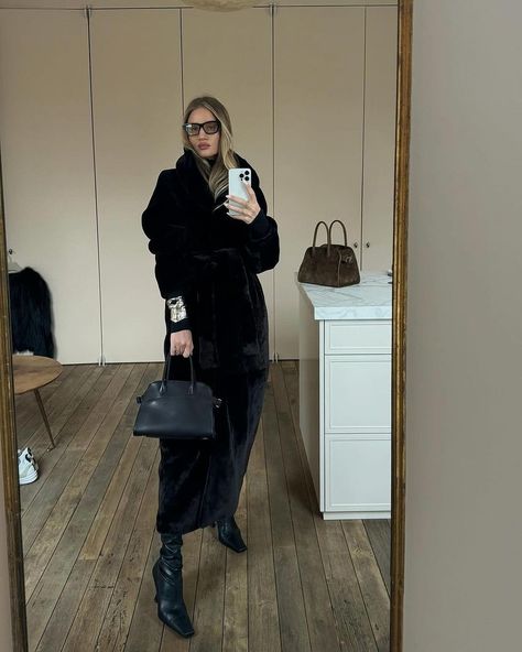 @rosiehw wearing the Giovana plush longline shearling coat | Instagram Rosie Huntington Whiteley Style Winter, Paris Trip Outfits, Rosie Huntington Whiteley Style, Rosie Huntington, Future Clothes, High Fashion Outfits, Ashley Olsen, Elsa Hosk, Huntington Whiteley