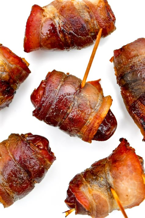 Want an appetizer that will dazzle yet is incredibly easy to prepare? Spiced Bacon Wrapped Dates with Almonds are sweet Medjool dates stuffed with almonds, wrapped in bacon, sprinkled with spice, then baked until crisp. The combination of textures range from crispy to chewy to crunchy all in one bite. #baconwrappeddates #bacon #appetizers #partyfood #superbowlparty l #thegeneticchef Dates Wrapped In Bacon, Shake And Bake Pork, Bacon Dates, Dates Stuffed, Wrapped Dates, Gluten Free Puff Pastry, Bacon Wrapped Dates, Bacon Appetizers, Wrapped In Bacon