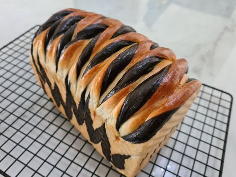 Chocolate Swirl Bread Recipe, Chocolate Swirl Bread, Beach Bread, Chocolate Bread Recipe, Yeast Bread Rolls, Recipes Muffins, Bread Wreath, Swirl Bread, Bread Maker Recipes