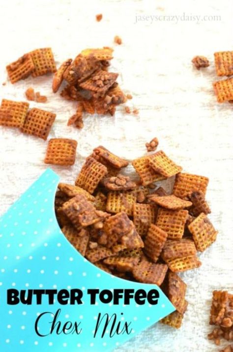 Reindeer Food Recipe, Chex Recipes, Chex Mix Christmas, Muddy Buddy, Snack Mixes, Salted Nuts, Chex Mix Recipes, Muddy Buddies, Butter Toffee