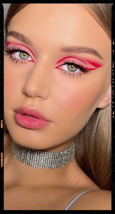 Cool Pink Eyeshadow Looks, Pink Outfit Makeup Look, Pink Eyeshadow Looks Valentines Day, Pink Coachella Makeup, Colorful Festival Makeup, Red And Pink Eye Makeup, Pink Red Photoshoot, Orange And Pink Makeup Looks, Pink Red Makeup Looks