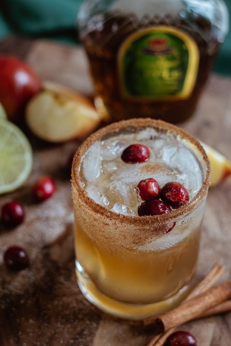 Apple Whiskey Ginger Cocktail Drinks With Honey Whiskey, Drinks With Apple Crown Royal, Apple Whiskey Cocktail, Ginger Cocktail Recipes, Whiskey And Ginger Ale, Ginger Ale Cocktail, Cranberry Ginger Ale, Crown Royal Whiskey, Apple Whiskey