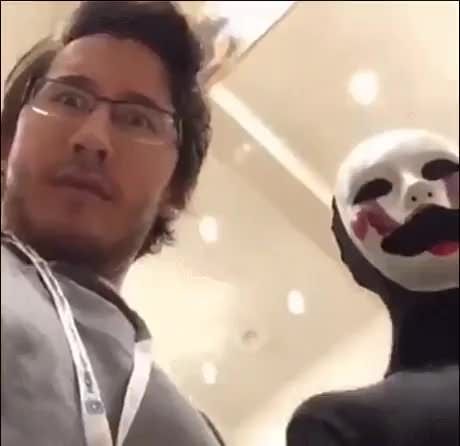 Do something spooky (gif) Markiplier Fnaf, April Fools Pranks, Youtube Gamer, My Face When, Fnaf Memes, Markiplier, Do Something, Funny Faces, Meme Pictures