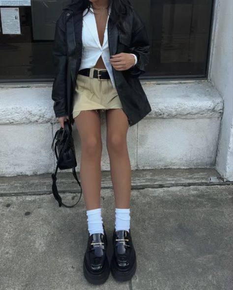 Gold Mini Skirt Outfit, Beige Mini Skirt Outfit, Mini Skirt Outfit Aesthetic, Mini Skirt Winter Outfit, Skirt Winter Outfit, Denim Skirt Outfit Winter, Beige Skirt Outfit, Skirt Outfit Aesthetic, Mini Skirt Outfit Winter