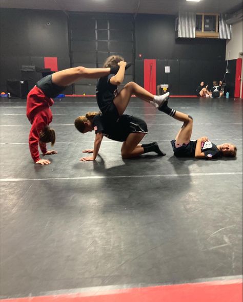 Wrestling Poses, Wrestling Couples, Wrestling Practice, Wrestling Aesthetic, Sport Poses, Aesthetic Skate, Group Yoga Poses, Wrestling Pics, Acl Recovery