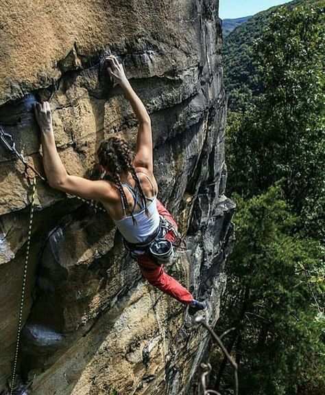 Rock Climbing Aesthetic, Rock Climbing Photography, Rock Climbing Women, Rock Climbing Outfit, Rock Climbing Workout, Rock Climbing Training, Lead Climbing, Climbing Outfits, Climbing Girl