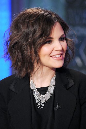 Ginnifer Goodwin. Love the waves. Ginnifer Goodwin Hair, Kręcony Bob, Celebrity Short Haircuts, Trendy We Fryzurach, Ginnifer Goodwin, Hairstyles For Round Faces, Short Curly Hair, Love Hair, Bob Hairstyle