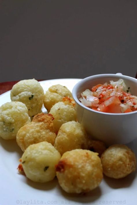 Brazilian manioc or cassava balls stuffed with cheese {Bolinho de Macaxeira} – Laylita's Recipes Brazilian Snacks, Yuca Recipes, Cassava Recipe, Crock Pot Recipes, Foreign Food, Caribbean Style, Healthy Choice, Recipes Appetizers And Snacks, Savory Chicken