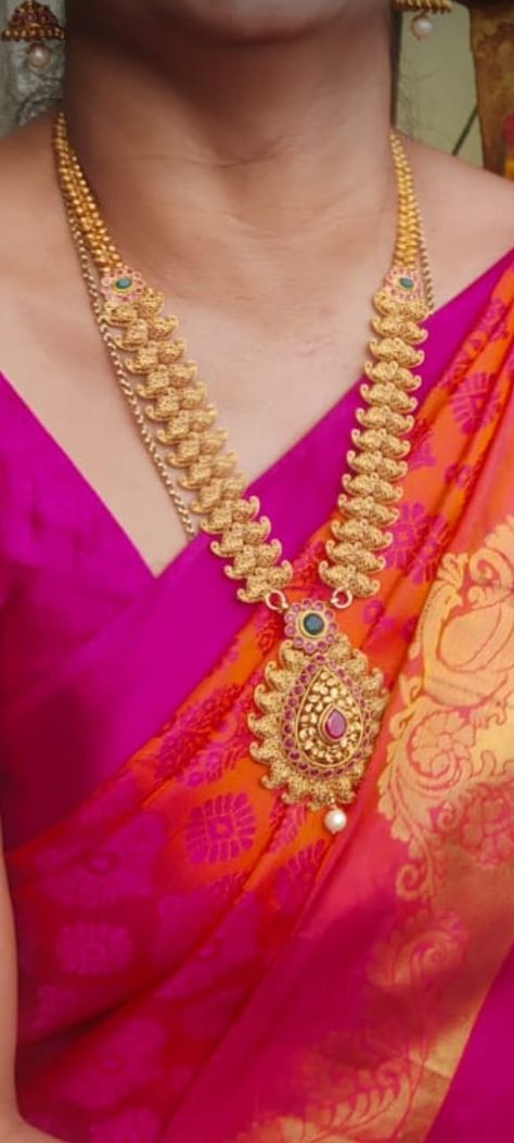 Mid Length Necklace Jewelry Indian, Mid Length Haram Gold, Indian Brides Jewelry, Mango Haram, Brides Jewelry, Antique Necklace Gold, Gold Bridal Necklace, New Gold Jewellery Designs, Antique Gold Jewelry Indian