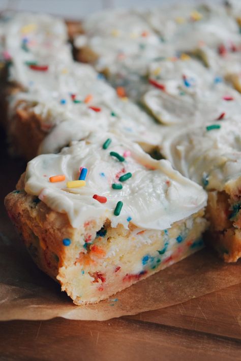 Cake Fudge Bars - Living The Gourmet White Cake Mix Ideas, Cake Mix Ideas, Funfetti Bars, Brownie Board, Unhealthy Desserts, Cake Mix Fudge, Tailgate Recipes, Fudge Bars, Bar Cookies