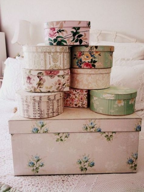 Vintage Wallpapered Storage Boxes - Now why can't they make new boxes that look like these?! via adelinecountrycottage.blogspot Shabby Chic Decorating, Deco Pastel, Vintage Hat Boxes, Tricia Guild, Dekor Diy, Hat Boxes, Shabby Chic Vintage, Pretty Box, Hat Box