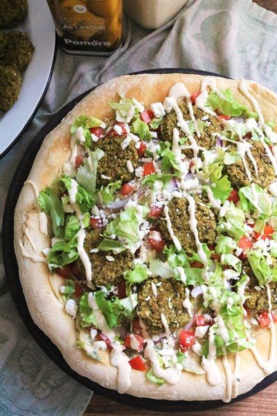 Vegan Pita Pizza, Falafel Flatbread, Falafel Pizza, Oatmeal White Chocolate Chip Cookies, Falafel Pita Sandwich, Pita Sandwich, Falafel Pita, Greek Pizza, Pita Bread Recipe