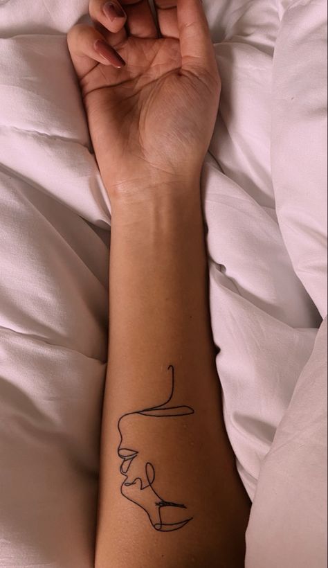 Minimal face outline tattoo Abstract Face Tattoo For Women, Face Silouette Tattoo Woman, Abstract Tattoo Face, Single Line Portrait Tattoo, Face Line Work Tattoo, Tattoo Face Outline, Abstract Faces Tattoo, One Line Tattoo Face, Single Line Face Tattoo