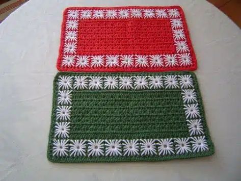 individuales navidenos a crochet rectangulares Christmas Dinner Set, Crochet Stone, Granny Pattern, Crochet Hot Pads, Crochet Pattern Instructions, Crochet Placemats, Crochet Xmas, Crochet Christmas Decorations, Crochet Dishcloths