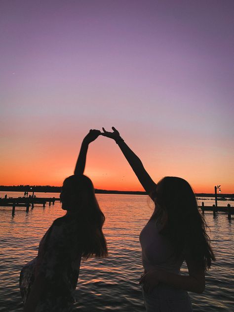 Summer Best Friends, Sunset Photoshoot Ideas, Beach Best Friends, Friends Sunset, Lake Photoshoot, Cruise Pictures, Sunset Pink, Silhouette Photography, Friend Pictures Poses