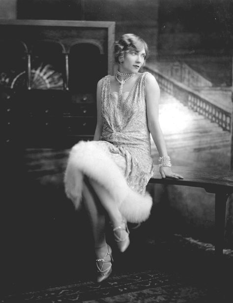 Flapper style, which was especially popular among young stars, dominated the 1920s. Hollywood actress Gilda Gray, pictured here in 1924, was one of the most well-known flappers. 1920s Fashion Flapper, Style Année 20, Flapper Girls, 1920s Photos, 1920s Women, Very Short Dress, Louise Brooks, Josephine Baker, Elsa Schiaparelli