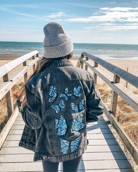 Black Jean Jacket Painted, Black Jeans Painting Ideas, Jean Jacket Painted Ideas, Custom Jean Jacket Ideas, Painted Jean Jacket Ideas, Denim Drawing, Jean Jacket Painted, Clothes Remake, Denim Jacket Diy Paint