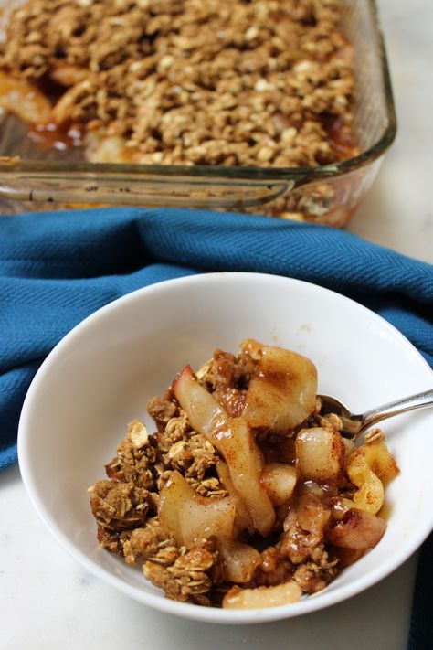 Healthy Vegan Apple Crisp (No Oil) Apple Crisp No Butter, Vegan Apple Crisp Recipe, Plant Based Dessert Recipes, Apple Crisp Topping, Vegan Apple Crisp, Healthy Holiday Treats, Healthy Apple Crisp, Apple Desserts Easy, Vegan Fries