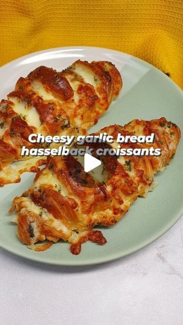 Mozzarella Cheese Bread Easy Recipes, Garlic Bread Croissants, Croissant Garlic Bread, Garlic Croissants, Croissant Stuffed, Stuffed Croissants, Crescent Roll Breakfast Recipes, Oven Food, Croissant Roll