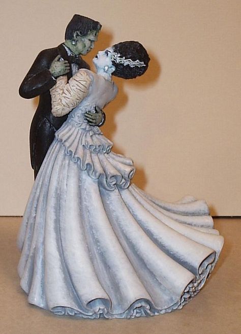 Frankenstein wedding cake topper Frankenstein Wedding, Frankensteins Monster, Wedding Toppers, Geeky Wedding, Pagan Wedding, Monster Cake, Chocolate Wedding Cake, Goth Wedding, Dark Wedding