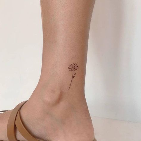 Simply Daisy Tattoo, Daisy In Vase Tattoo, Simplistic Daisy Tattoo, Small Dainty Daisy Tattoo, Behind The Ear Daisy Tattoo Ideas, Marguerite Daisy Tattoo, Line Work Daisy Tattoo, Daisy With Stem Tattoo, Daisy Doodle Tattoo