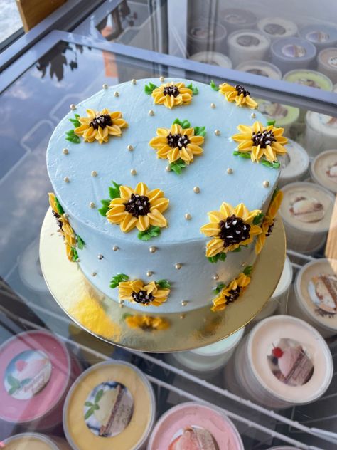 Custom sunflower cake Blue Cake With Sunflowers, Sunflowers Cake Ideas, Cake Designs Sunflower, Cake Decorating Ideas Funny, Sunflower Birthday Cake For Women, Albertsons Cake, Cake Designs Fall, Sunflower Smash Cake, Sunflower Desserts