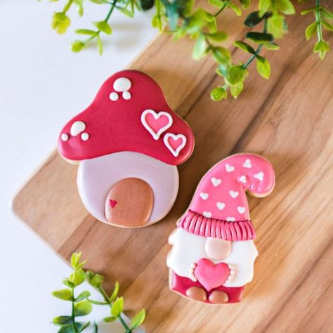 Valentine Gnome Cookies Decorated, Valentine Gnome Cookies, Seasonal Cookies, Gnome Cookies, Cookie Decorating Tutorial, Gnome Cookie, Valentines Cakes, Valentine Cake Pop, Pastry Ideas