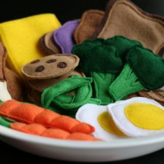 Use These Free Felt Food Patterns to Make Great Handmade Gifts for a Child Felt Food Patterns, Baby Mobil, Felt Play Food, Pretend Food, Food Patterns, Felt Food, Felt Patterns, Play Food, Sewing Toys