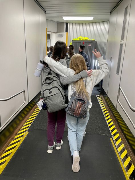 Bff Trip Aesthetic, Besties Traveling Aesthetic, Travelling Best Friend, Travelling With Best Friend Aesthetic, Bff Travel Aesthetic, Best Friend Plane Pictures, Friends Travel Aesthetic Airport, Two Friends Traveling, Disney Vacation Pictures