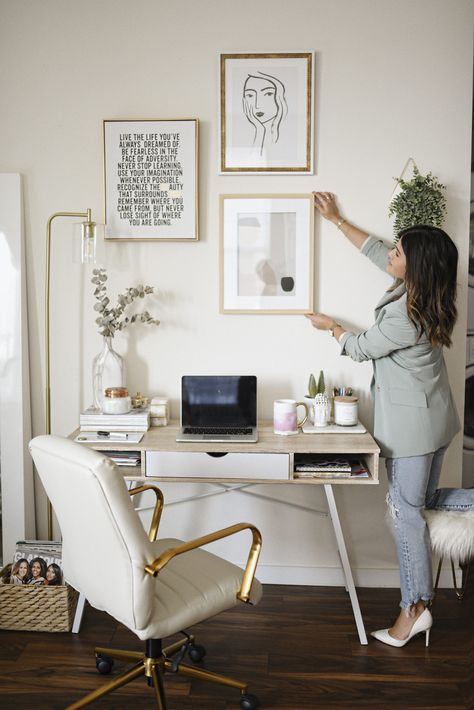 Home office decor ideas for those who enjoy a space with neutral colors, marble accents, minimalist wall art and simple but eyet chic gold accessories. Home Office Decor Ideas, Ikea Desk Hack, Chic Office Decor, Office Decor Ideas, Hiasan Bilik Tidur, Cozy Home Office, Decor Ikea, Study Room Decor, Small Home Office