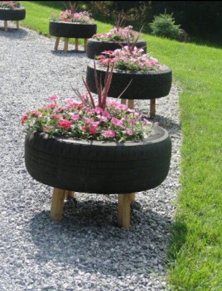 Tire Craft, Tire Garden, Cheap Landscaping Ideas, Tire Planters, Garden Decor Projects, Old Tires, Diy Backyard Landscaping, Garden Deco, Backyard Diy Projects