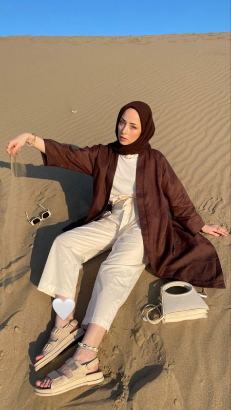 Beach Outfits Women Hijab, Hijabi Summer Outfits, Hijabi Fashion Summer, Beige Pants Outfit, Hijab Dress Party, Hijabi Fashion Casual, Beige Outfit, Casual Hijab Outfit, Muslim Fashion Outfits