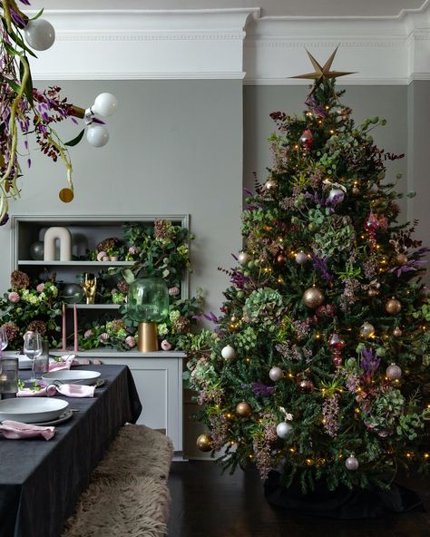 How to style your Christmas Tree like a Pro — Clea Broad Real Christmas Tree, Christmas Tree Inspiration, Christmas Interiors, Xmas Tree Decorations, Merry Christmas To All, Noel Christmas, Christmas Tree Themes, Very Merry Christmas, Christmas Aesthetic