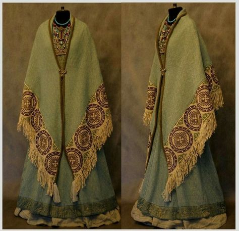 Sca Viking Garb, Viking Cloak Pattern, Traditional Viking Clothing, Cloak Designs, Viking Shawl, Viking Style Clothing, Viking Cloak, Viking Clothes, Norse Clothing