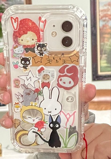 Individual Phone Case, Anime Cork Board Ideas, Sticker Decorated Phone Case, Phone Case Decoration Printable, Clear Phone Case Ideas Pink, Kawaii Phone Case Diy, Deco Den Phone Case, Clear Case Decoration Ideas, Cute Phone Case Designs