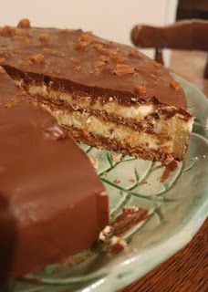 Daim Cake Recipe, Daim Cake, European Desserts, Chocolate Almond Cake, Caramel Cake Recipe, Butterscotch Cake, Almond Crunch, Almond Cake Recipe, Scandinavian Food