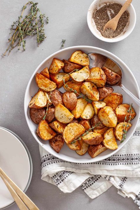 Crispy Air Fryer Red Potatoes - The Real Recipes Red Potatoes In Air Fryer, Air Fryer Red Potatoes, Red Potato Recipes, Small Red Potatoes, Breakfast Potatoes, Red Potatoes, Fryer Recipes, Potato Recipes, Air Fryer Recipes