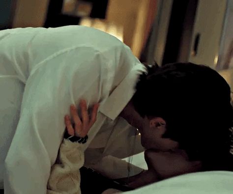 K Drama Kissing Scene, Korean Couple Kiss, Kdrama Kiss, Anime Kiss Gif, Old Fashioned Love, Kiss Gif, Drama Gif, Couple Poses Reference, Cute Couples Cuddling