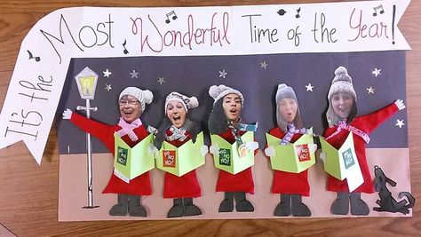 School Board Christmas Decoration, Feliz Navidad Bulletin Board Ideas, Christmas Bulletin Board Aesthetic, Small Christmas Bulletin Board Ideas, Christmas Bulletin Board Contest, Christmas Teacher Bulletin Board, Christmas Buliton Board Ideas, Christmas Decorations School Hallways, Christmas School Themes