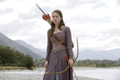 Lucie Land: Susan Pevensie--Purple Narnian Gown Narnia Susan, Narnia Dresses, Narnia Costumes, Lucy Pevensie, Susan Pevensie, Narnia 3, Anna Popplewell, Georgie Henley, Prince Caspian